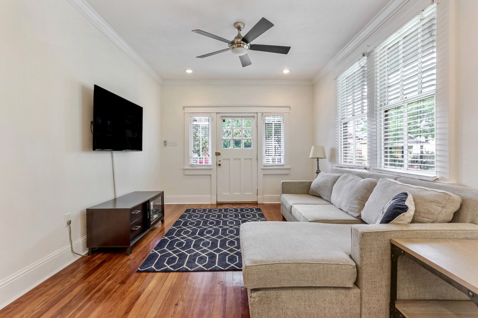 61B22B8A-F8FB-4C6F-935A-3532A00CEFD6_1_201_a